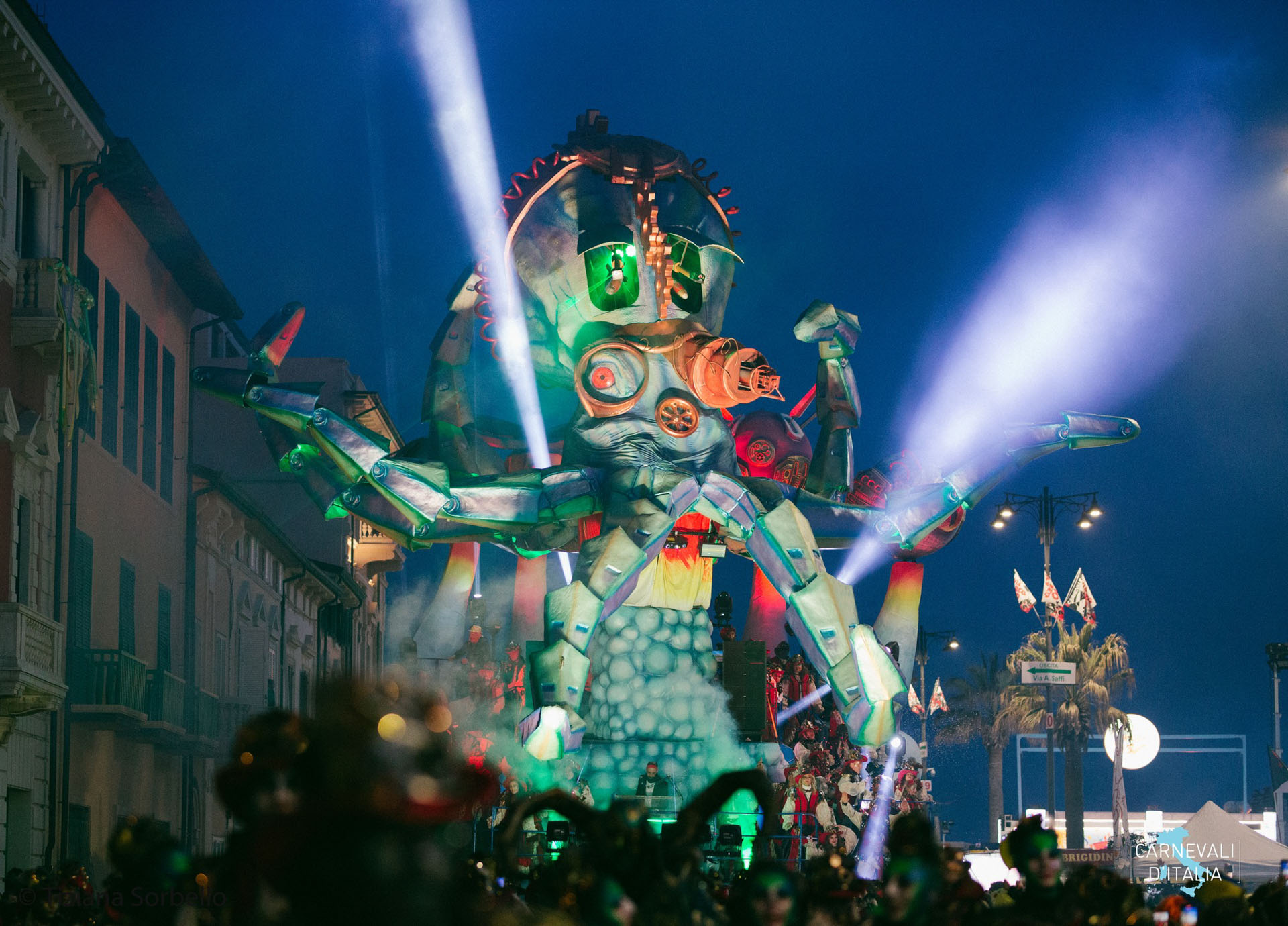 Carro allegorico illuminato in notturna – Carnevale di Viareggio