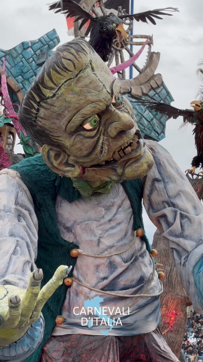 Carnevale di Viareggio: il carro “Il mostro ha paura”
